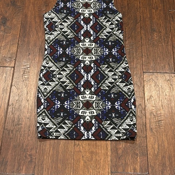 Medium Geometric Patterned Sleeveless Dress - Picture 6 of 12